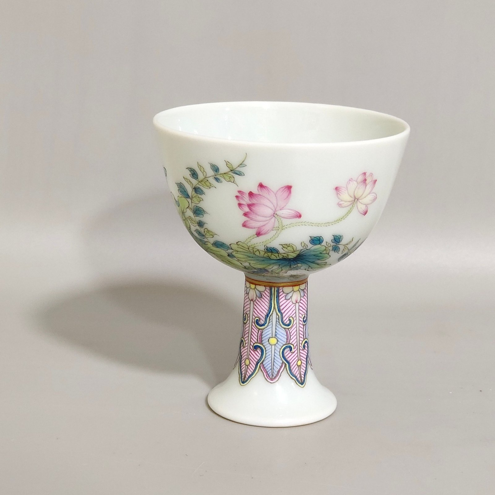 Qing Dynasty Yongzheng mandarin ducks playing in the water lotus goblet
