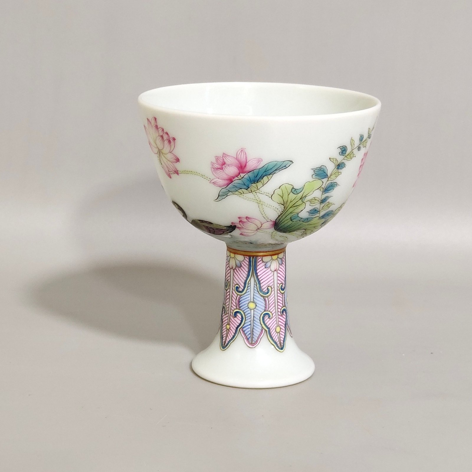 Qing Dynasty Yongzheng mandarin ducks playing in the water lotus goblet