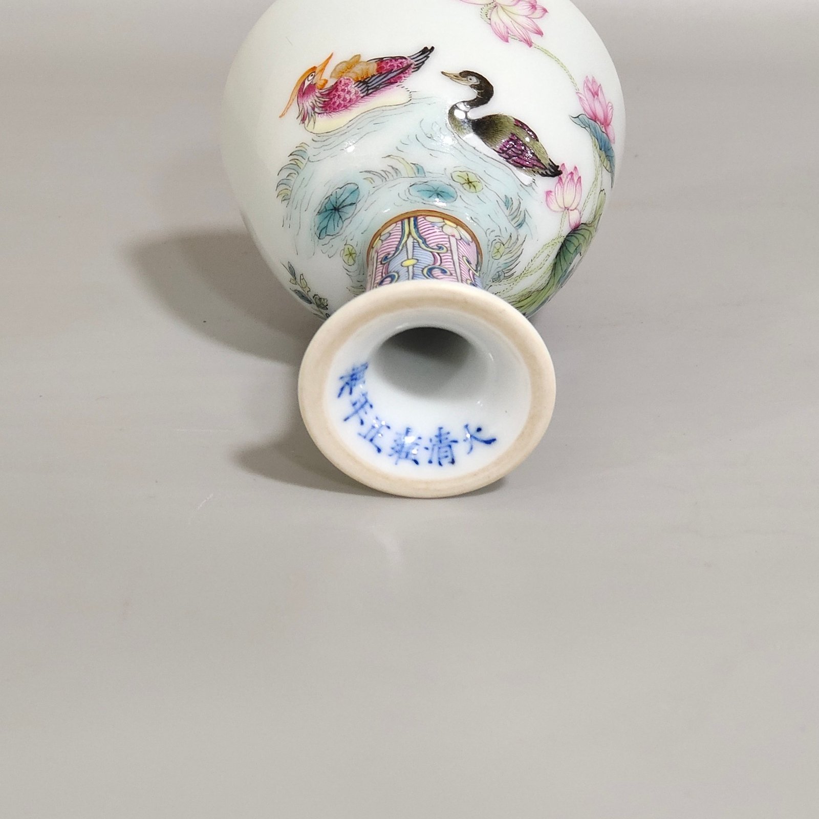Qing Dynasty Yongzheng mandarin ducks playing in the water lotus goblet