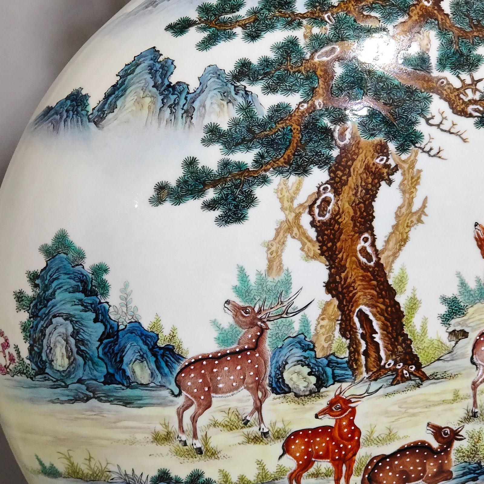 Qing Dynasty Yongzheng Deer and Crane Tongchun flat vase