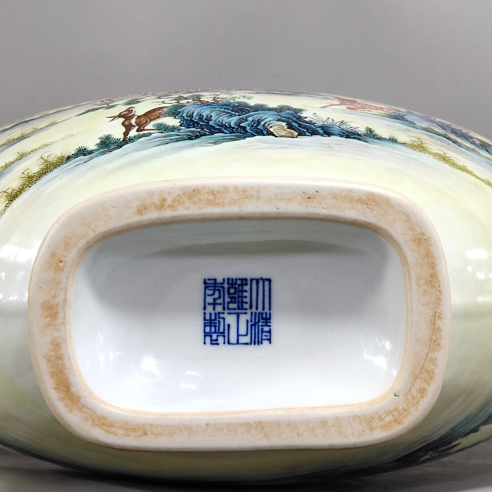 Qing Dynasty Yongzheng Deer and Crane Tongchun flat vase