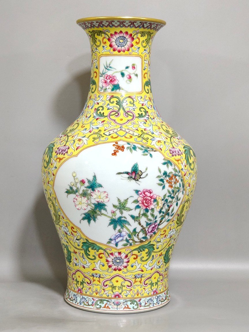 Qing Dynasty Yongzheng yellow window flower olive vase