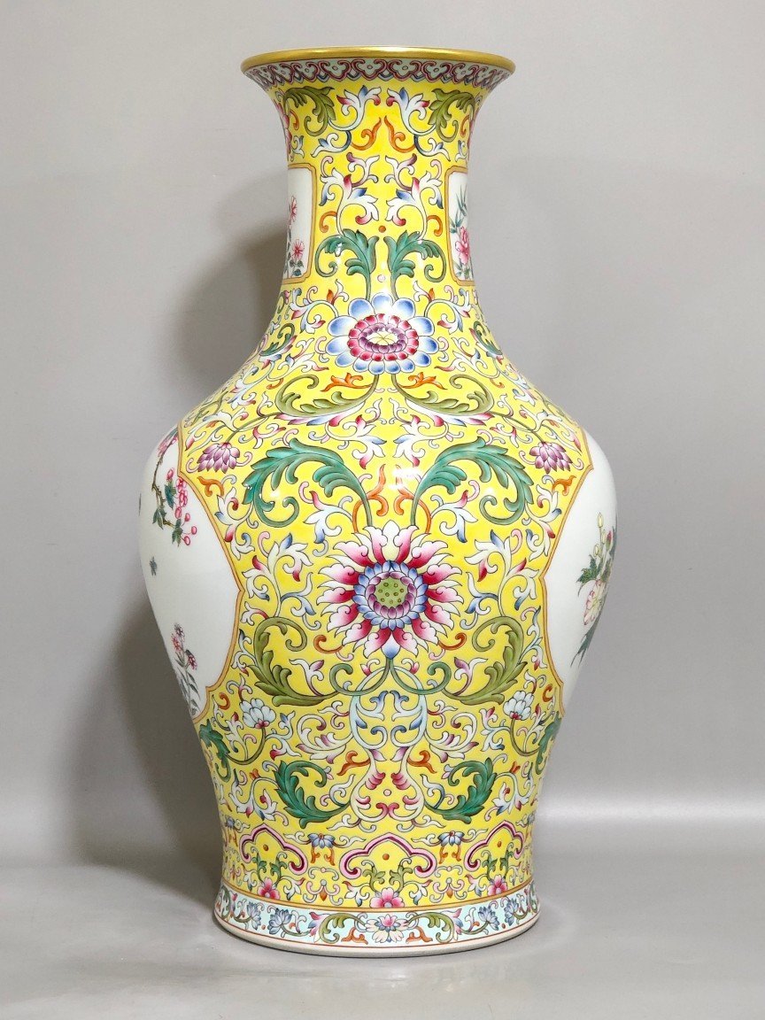 Qing Dynasty Yongzheng yellow window flower olive vase