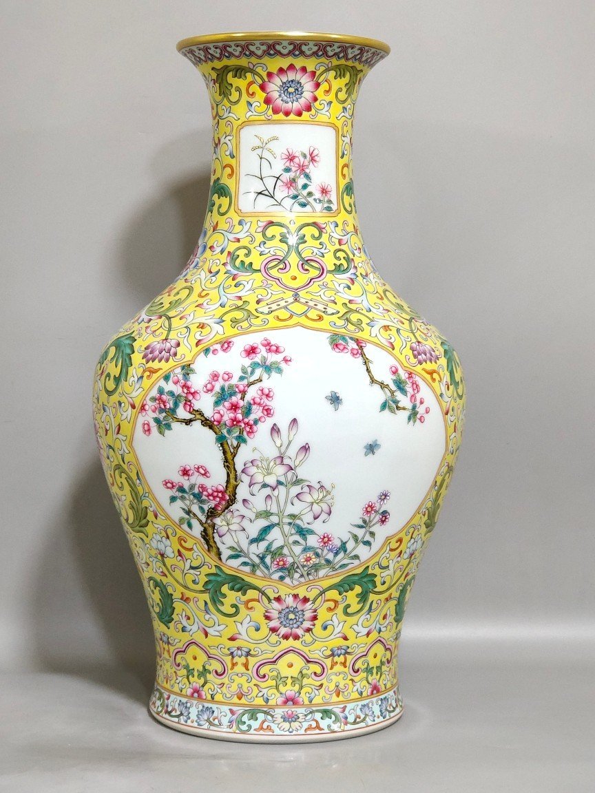 Qing Dynasty Yongzheng yellow window flower olive vase