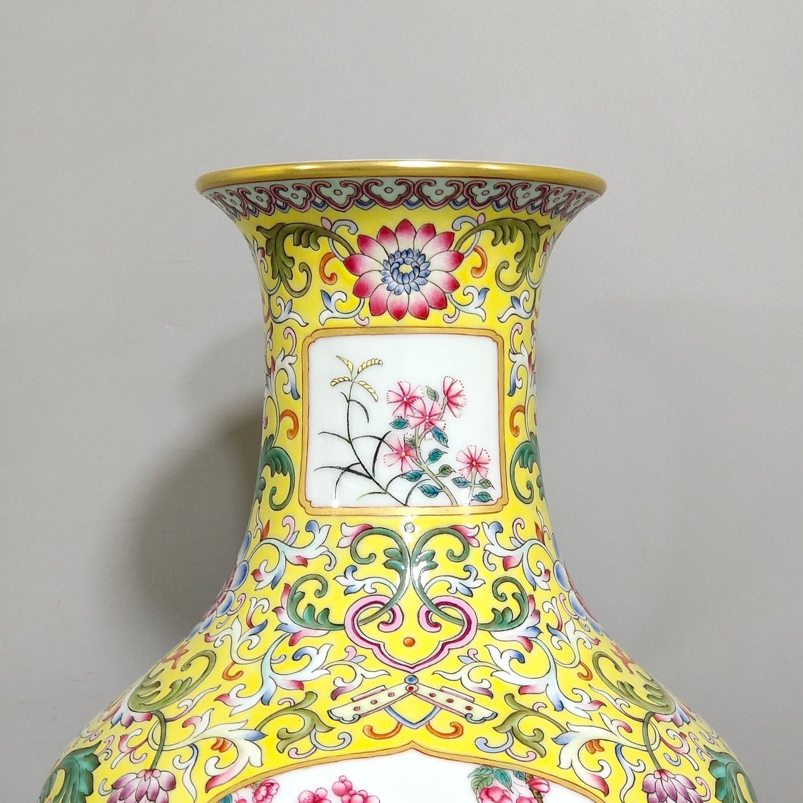 Qing Dynasty Yongzheng yellow window flower olive vase