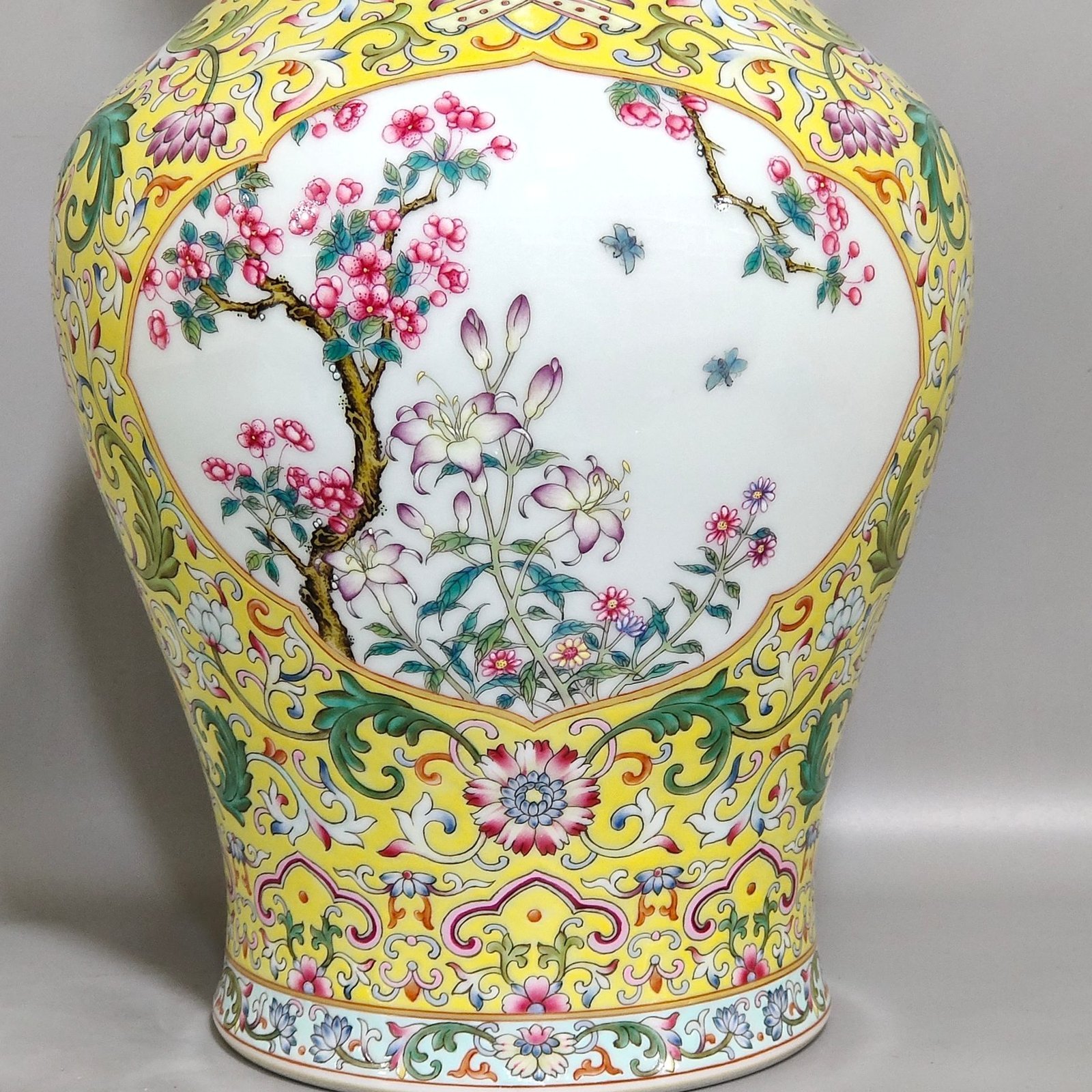 Qing Dynasty Yongzheng yellow window flower olive vase