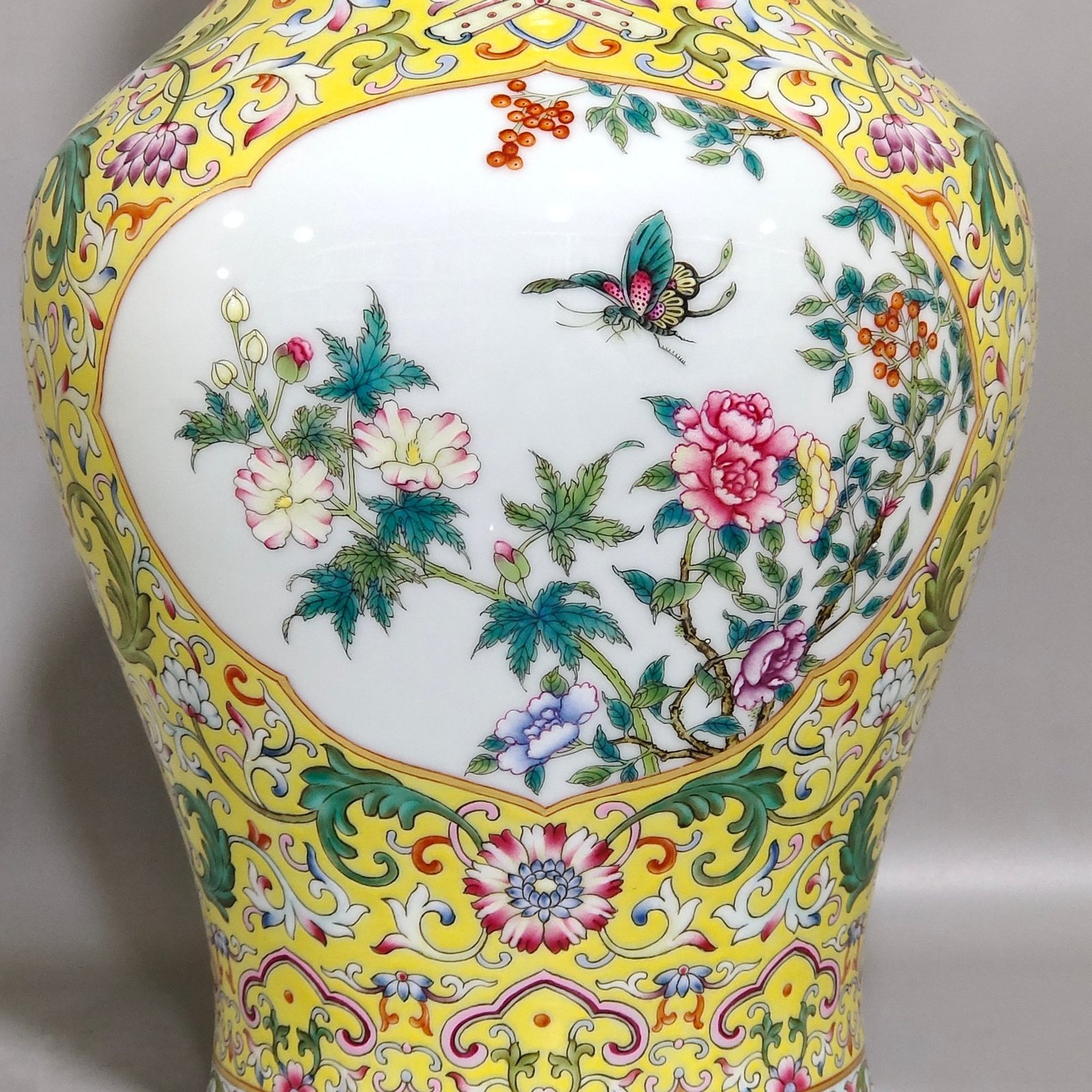 Qing Dynasty Yongzheng yellow window flower olive vase