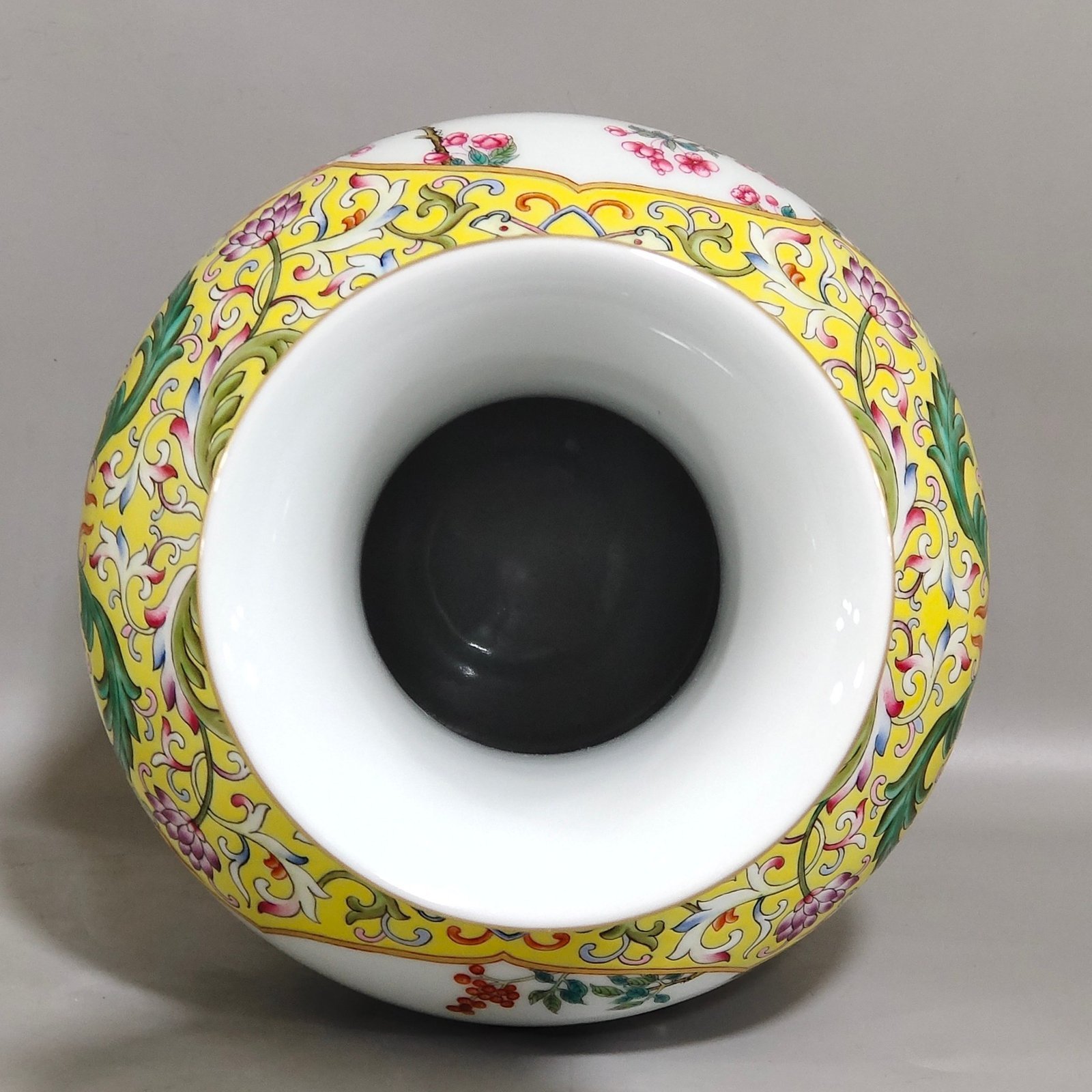 Qing Dynasty Yongzheng yellow window flower olive vase