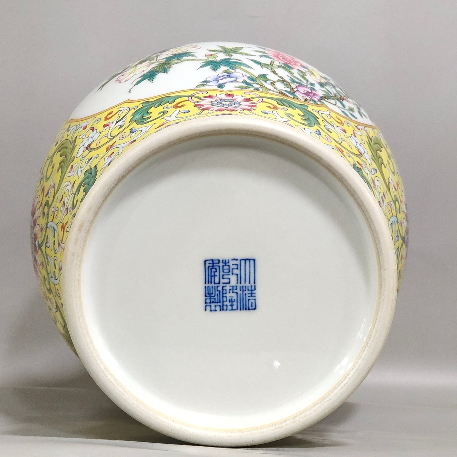 Qing Dynasty Yongzheng yellow window flower olive vase