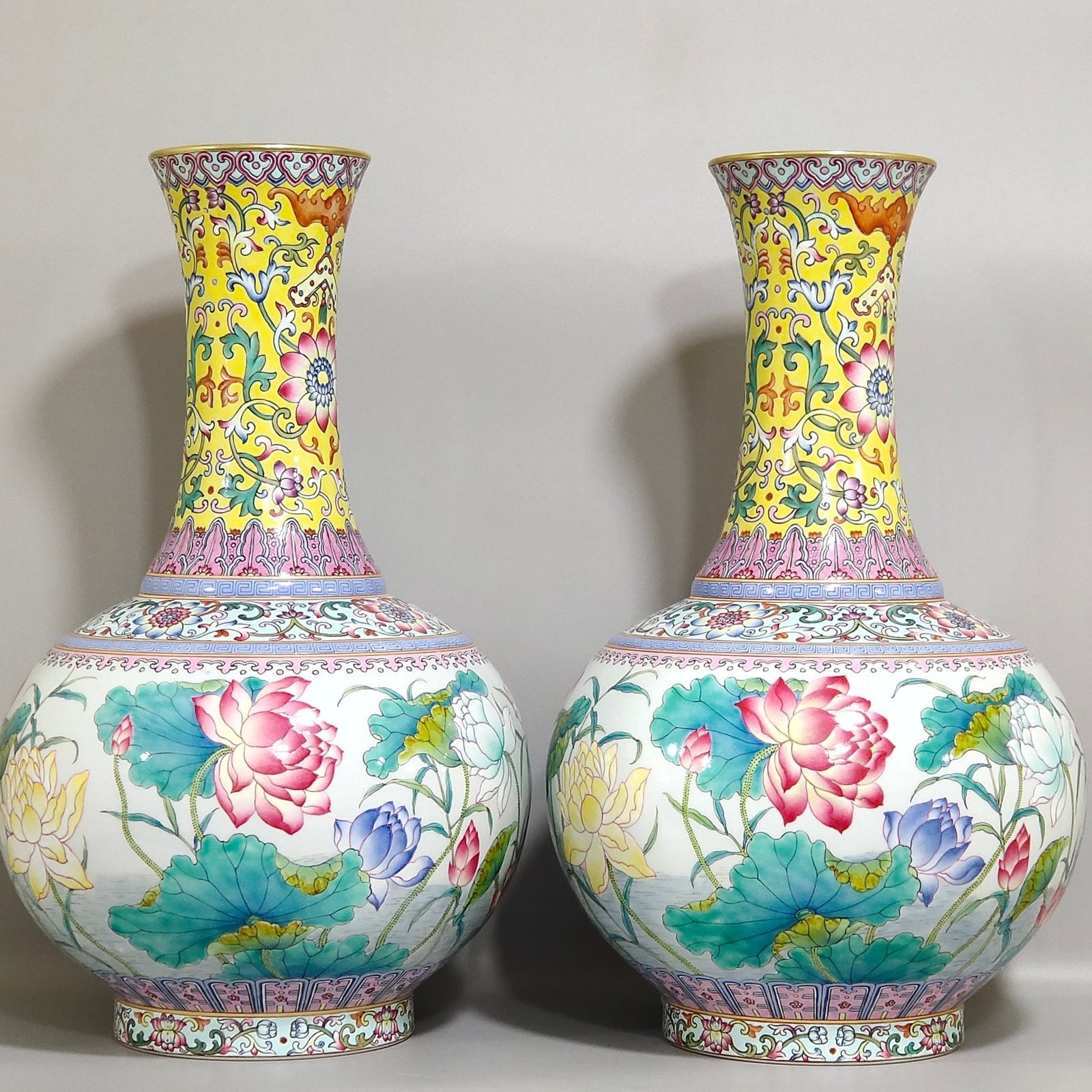 Qing Dynasty Yongzheng A yellow lotus vase