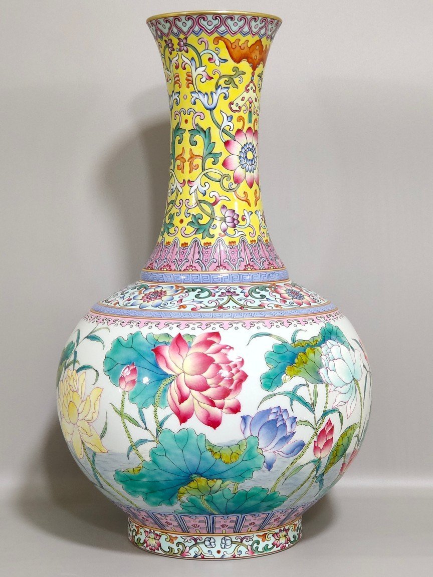 Qing Dynasty Yongzheng A yellow lotus vase