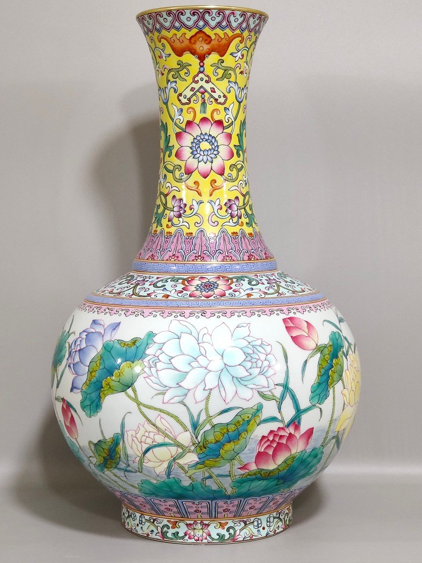Qing Dynasty Yongzheng A yellow lotus vase