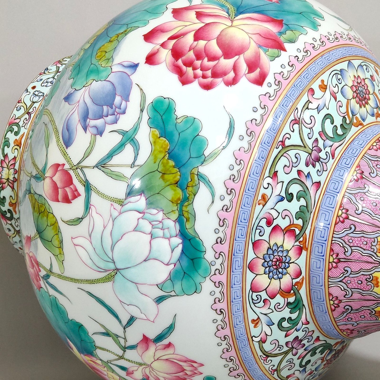 Qing Dynasty Yongzheng A yellow lotus vase