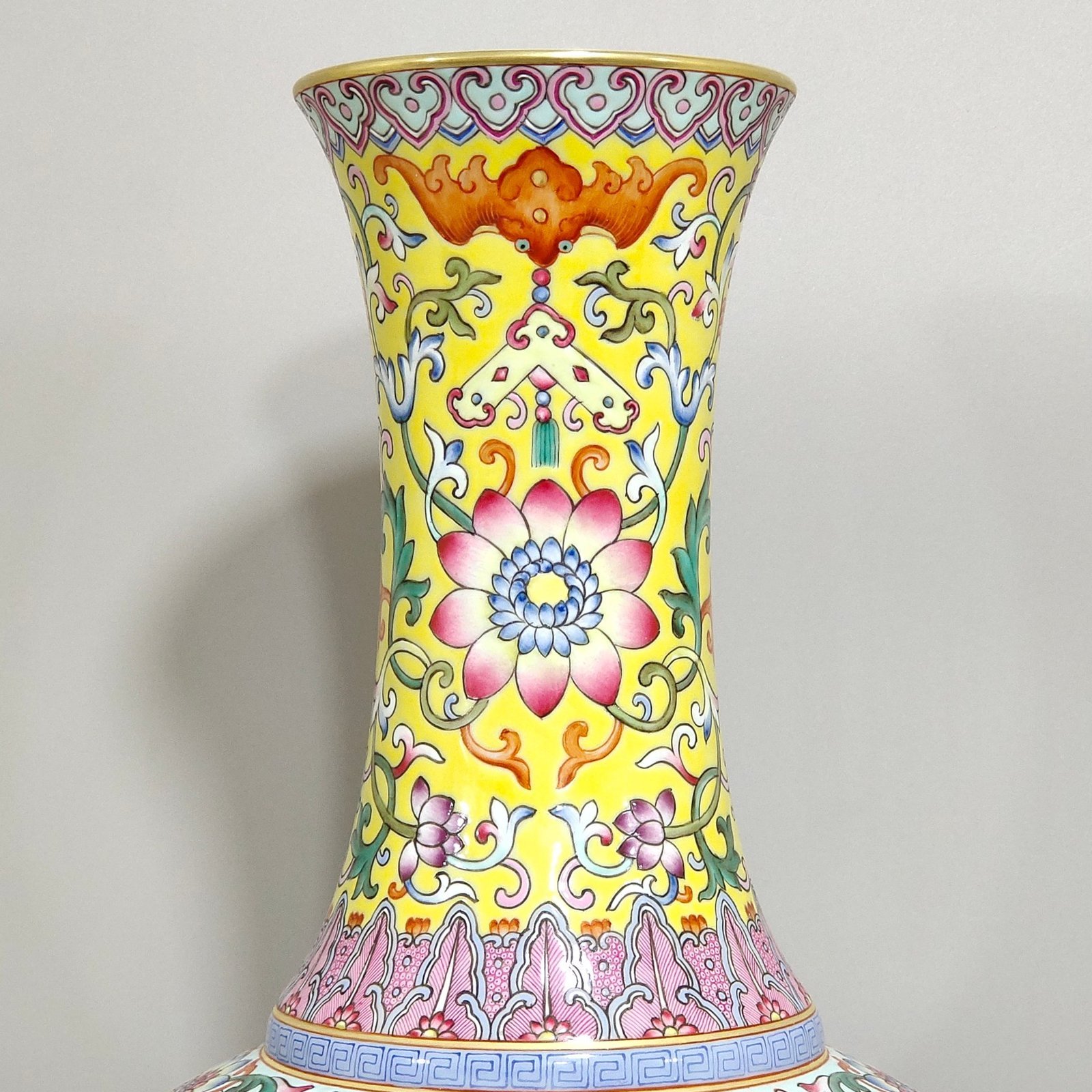 Qing Dynasty Yongzheng A yellow lotus vase