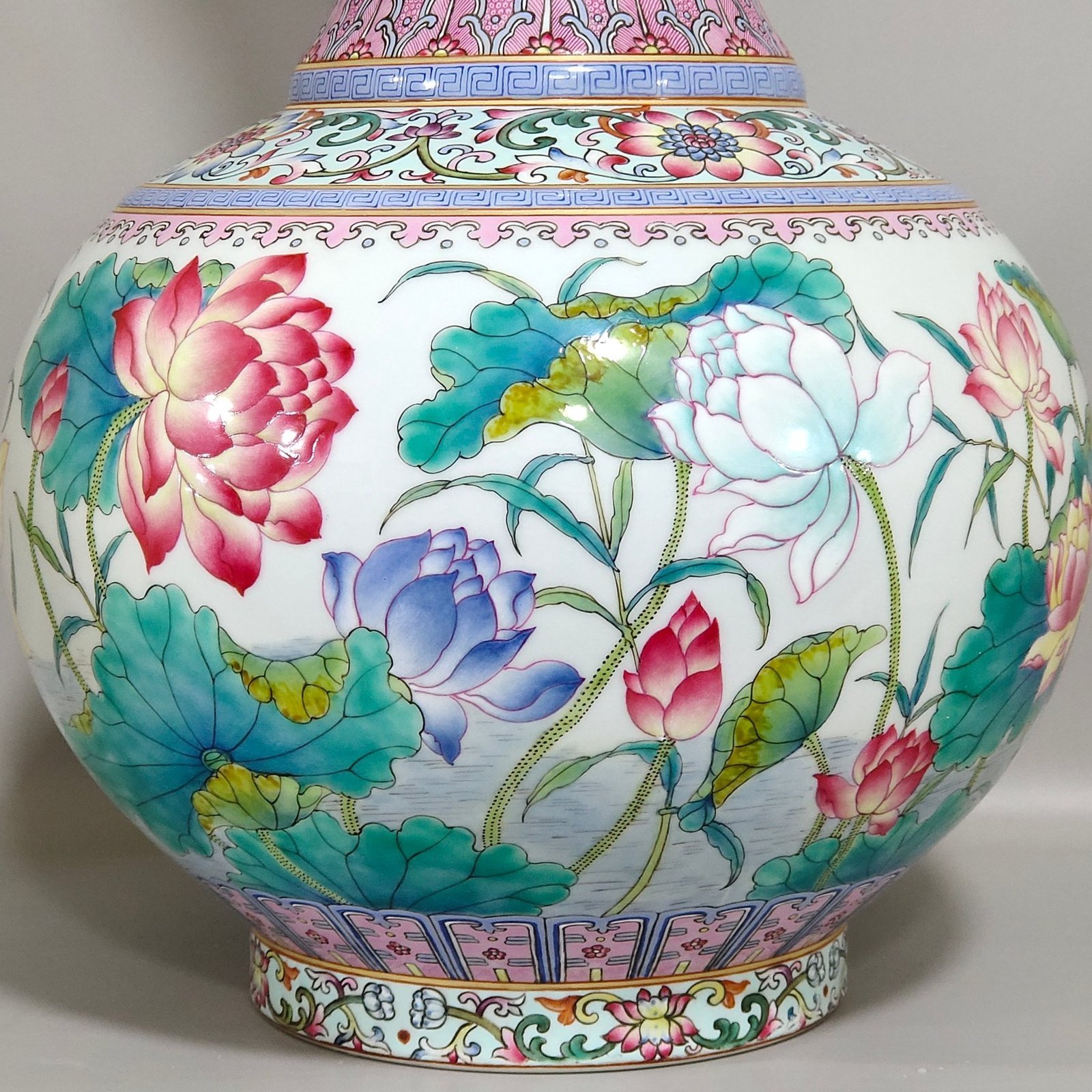 Qing Dynasty Yongzheng A yellow lotus vase
