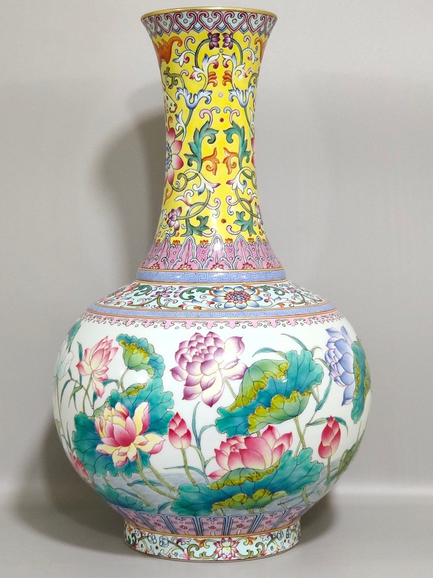 Qing Dynasty Yongzheng A yellow lotus vase