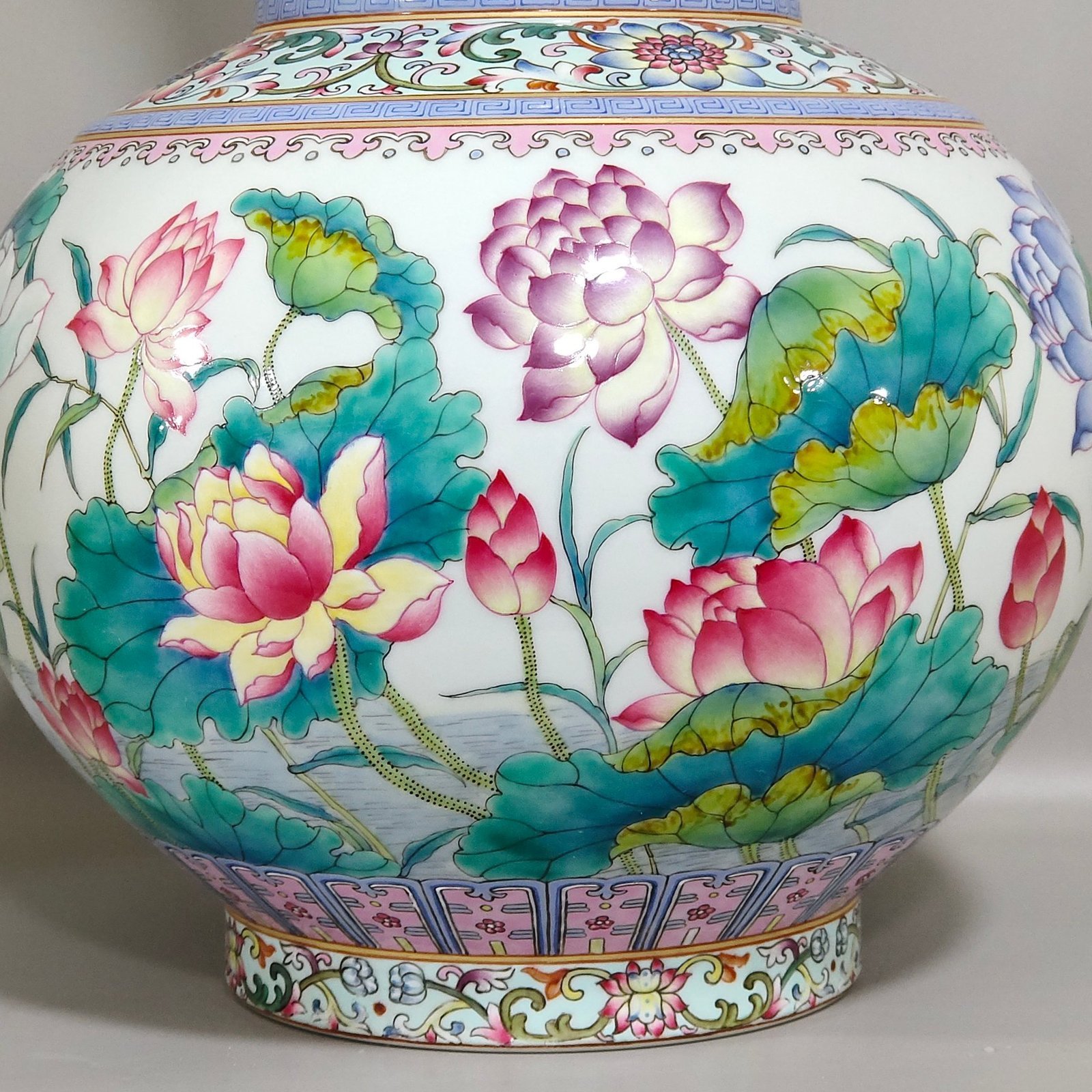Qing Dynasty Yongzheng A yellow lotus vase