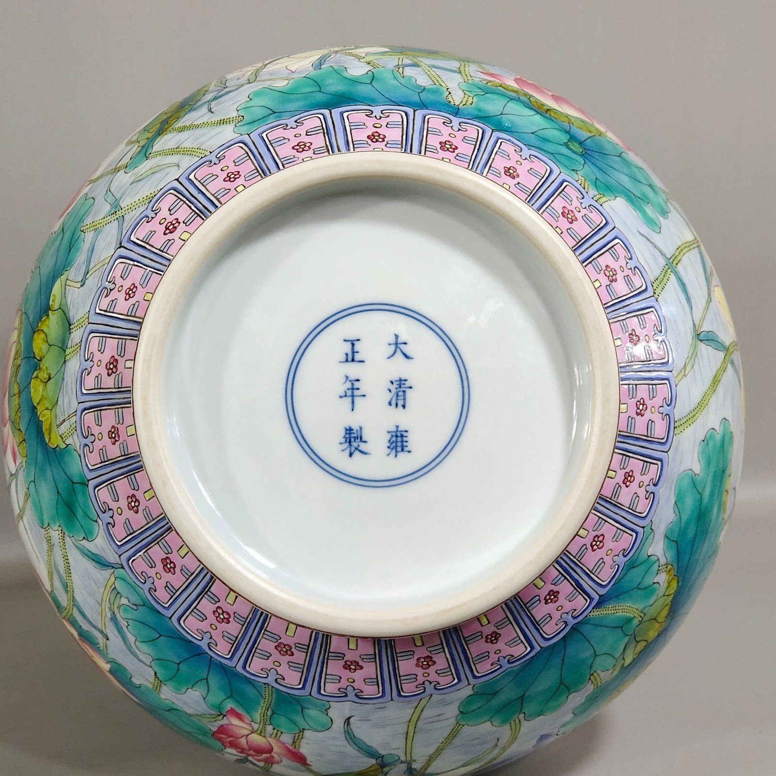 Qing Dynasty Yongzheng A yellow lotus vase