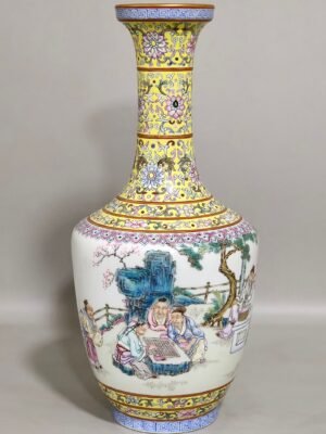 Qing Dynasty Yongzheng Huangdibian character story flask