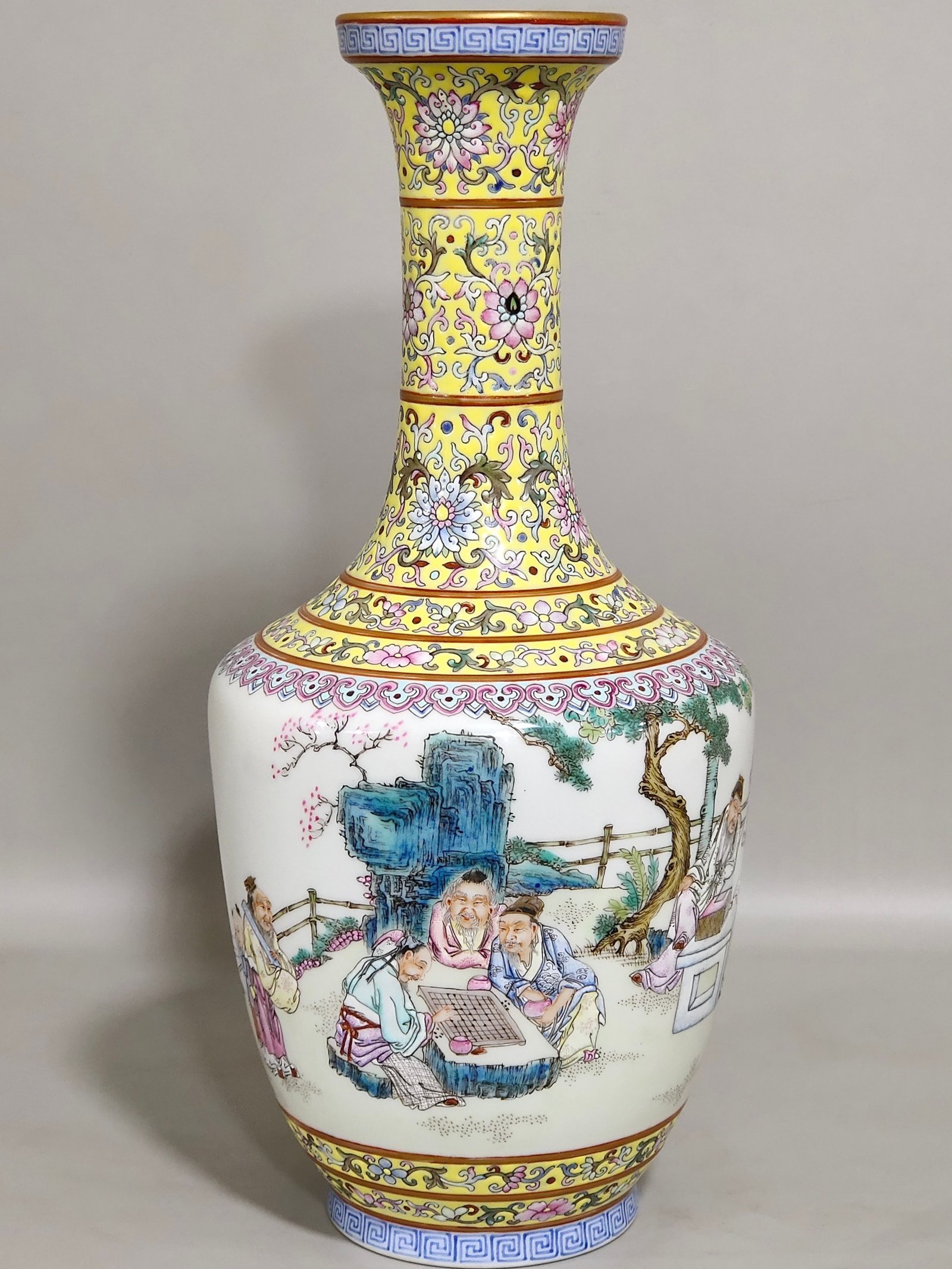 Qing Dynasty Yongzheng Huangdibian character story flask