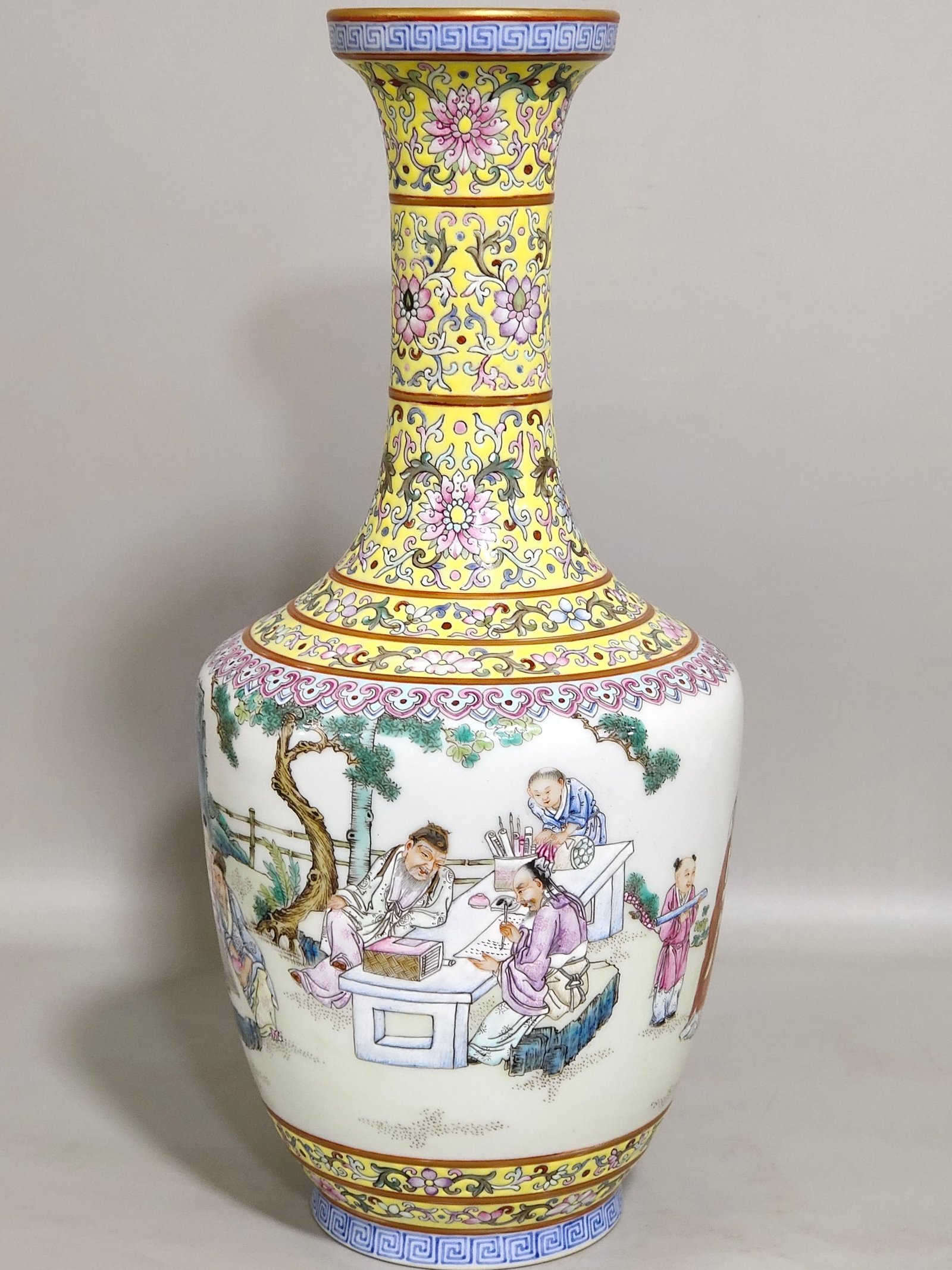 Qing Dynasty Yongzheng Huangdibian character story flask