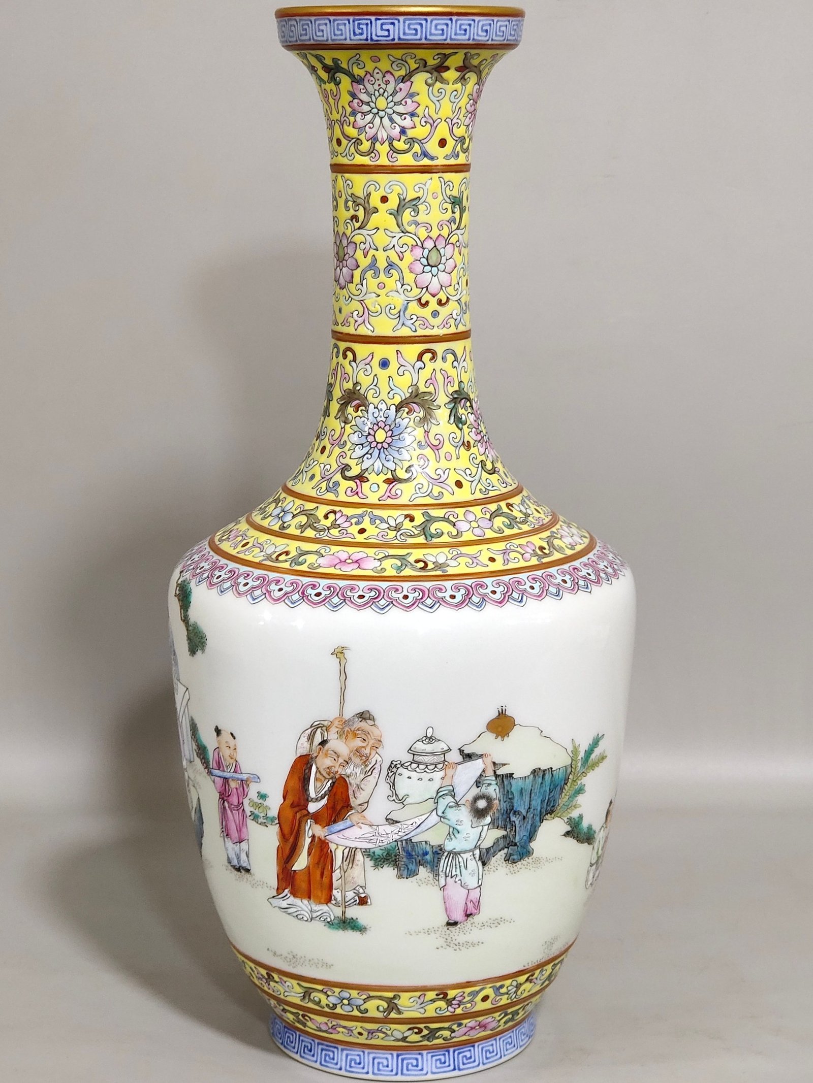Qing Dynasty Yongzheng Huangdibian character story flask