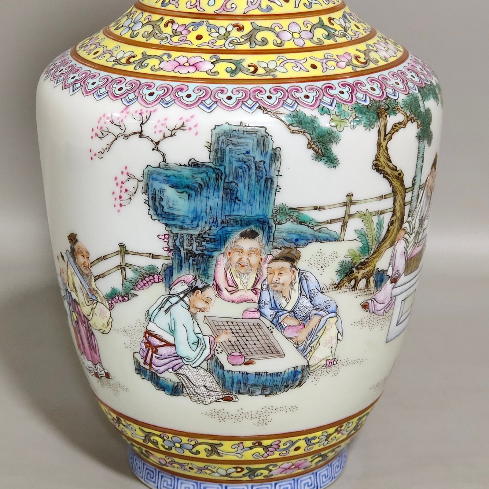 Qing Dynasty Yongzheng Huangdibian character story flask