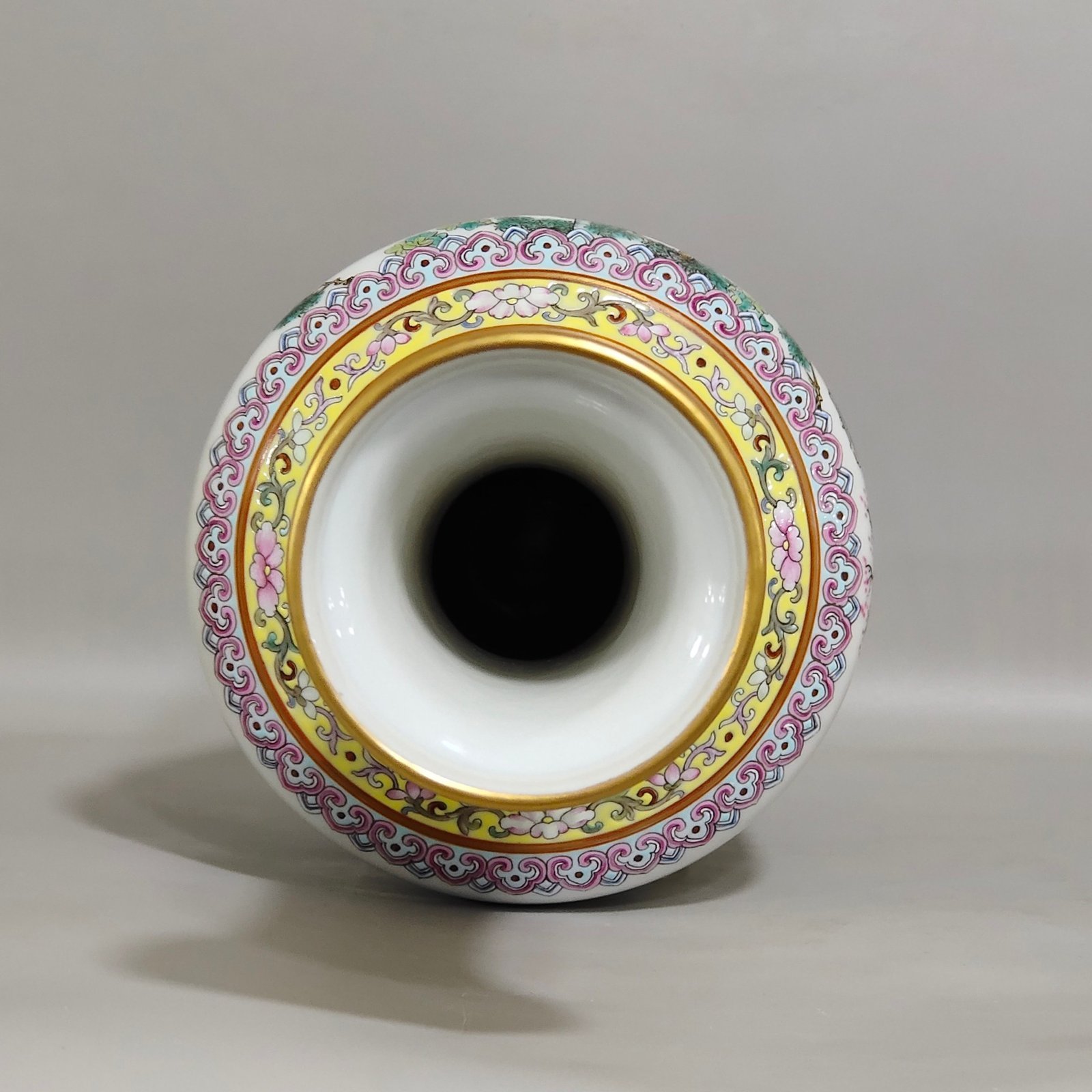 Qing Dynasty Yongzheng Huangdibian character story flask