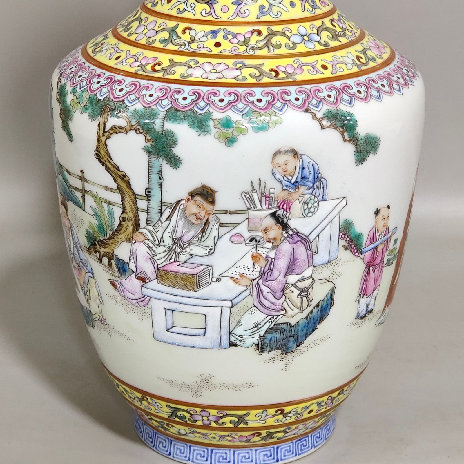 Qing Dynasty Yongzheng Huangdibian character story flask