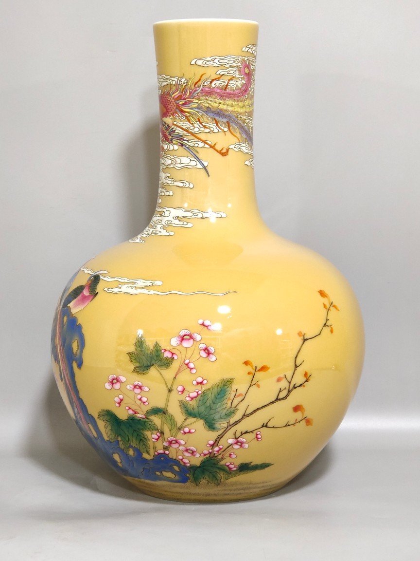 Qing Dynasty Yongzheng yellow-glazed Danfeng Chaoyang celestial sphere vase