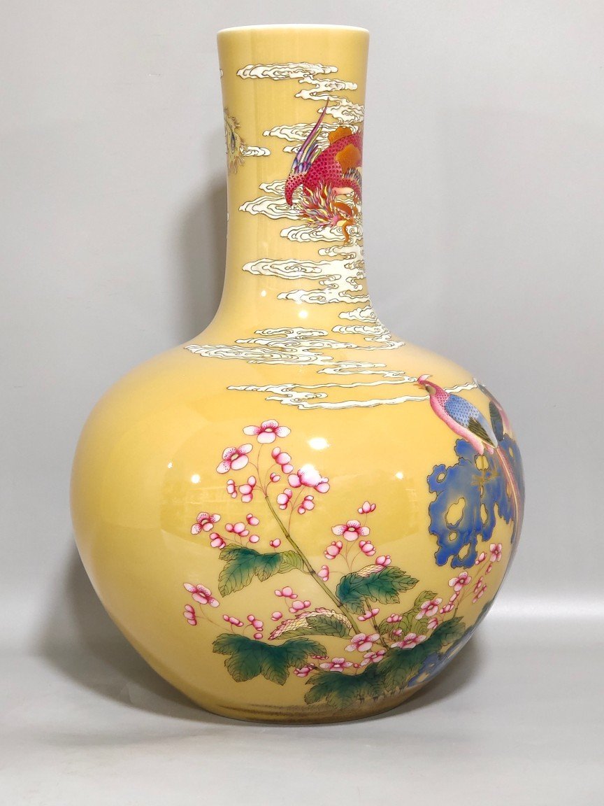 Qing Dynasty Yongzheng yellow-glazed Danfeng Chaoyang celestial sphere vase
