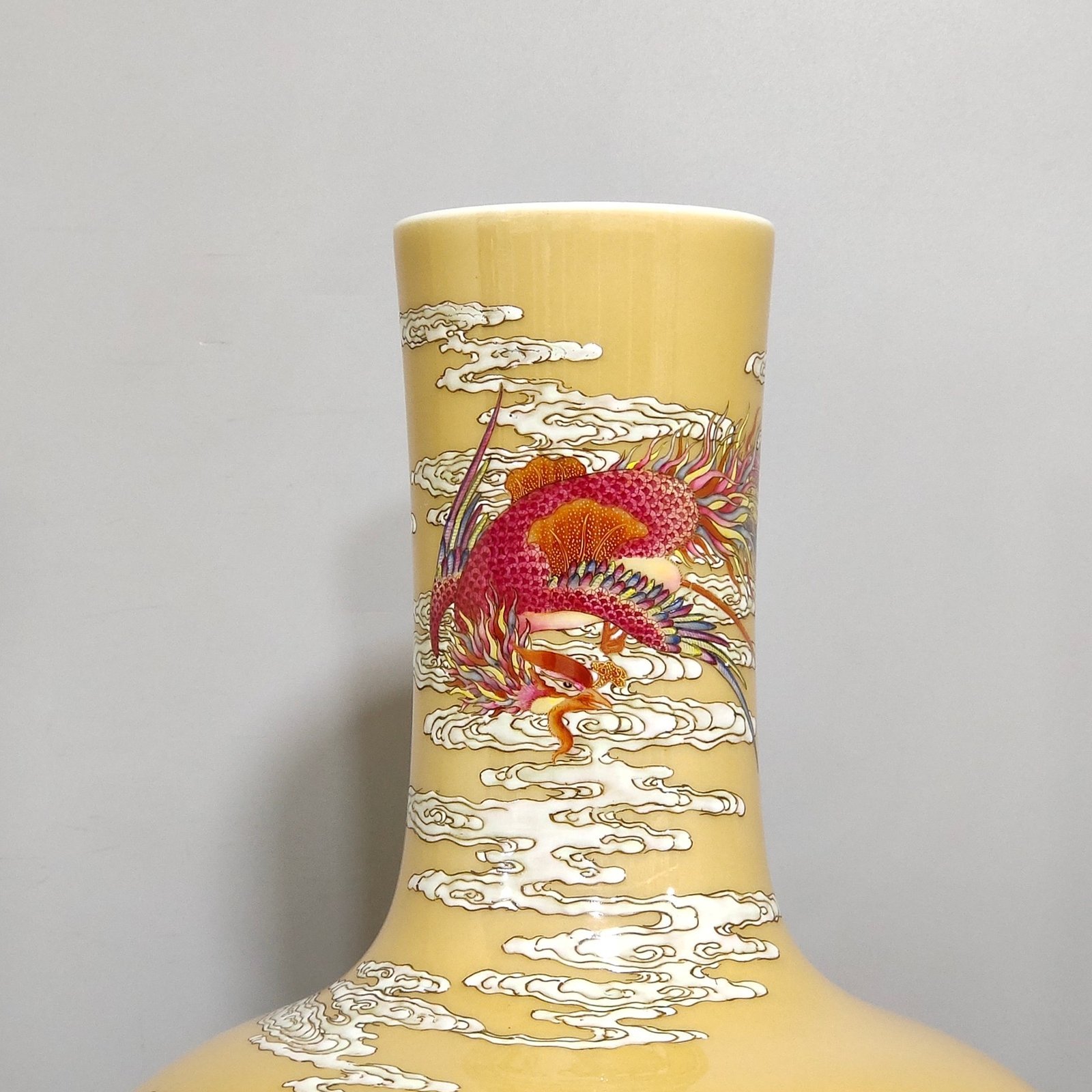 Qing Dynasty Yongzheng yellow-glazed Danfeng Chaoyang celestial sphere vase