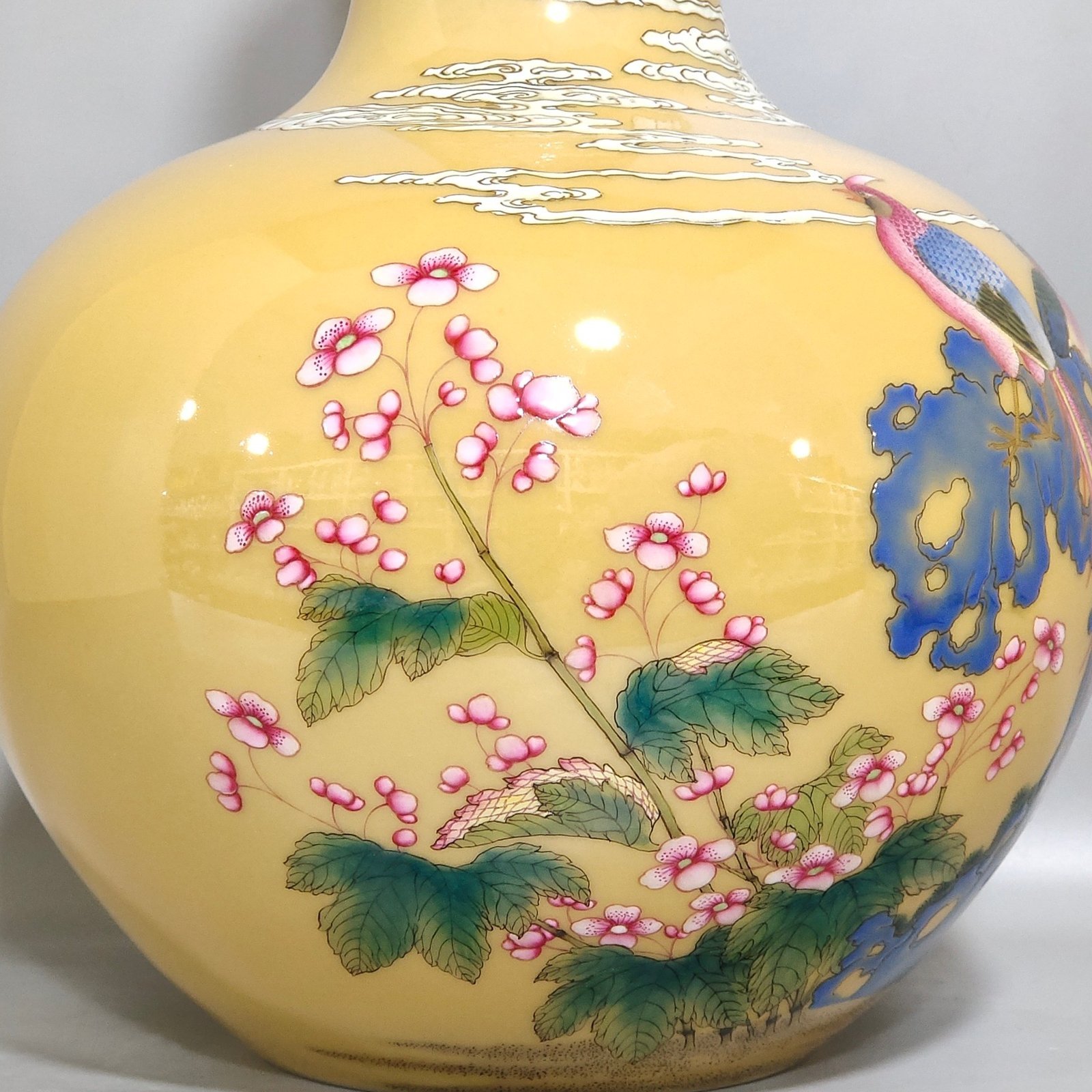 Qing Dynasty Yongzheng yellow-glazed Danfeng Chaoyang celestial sphere vase