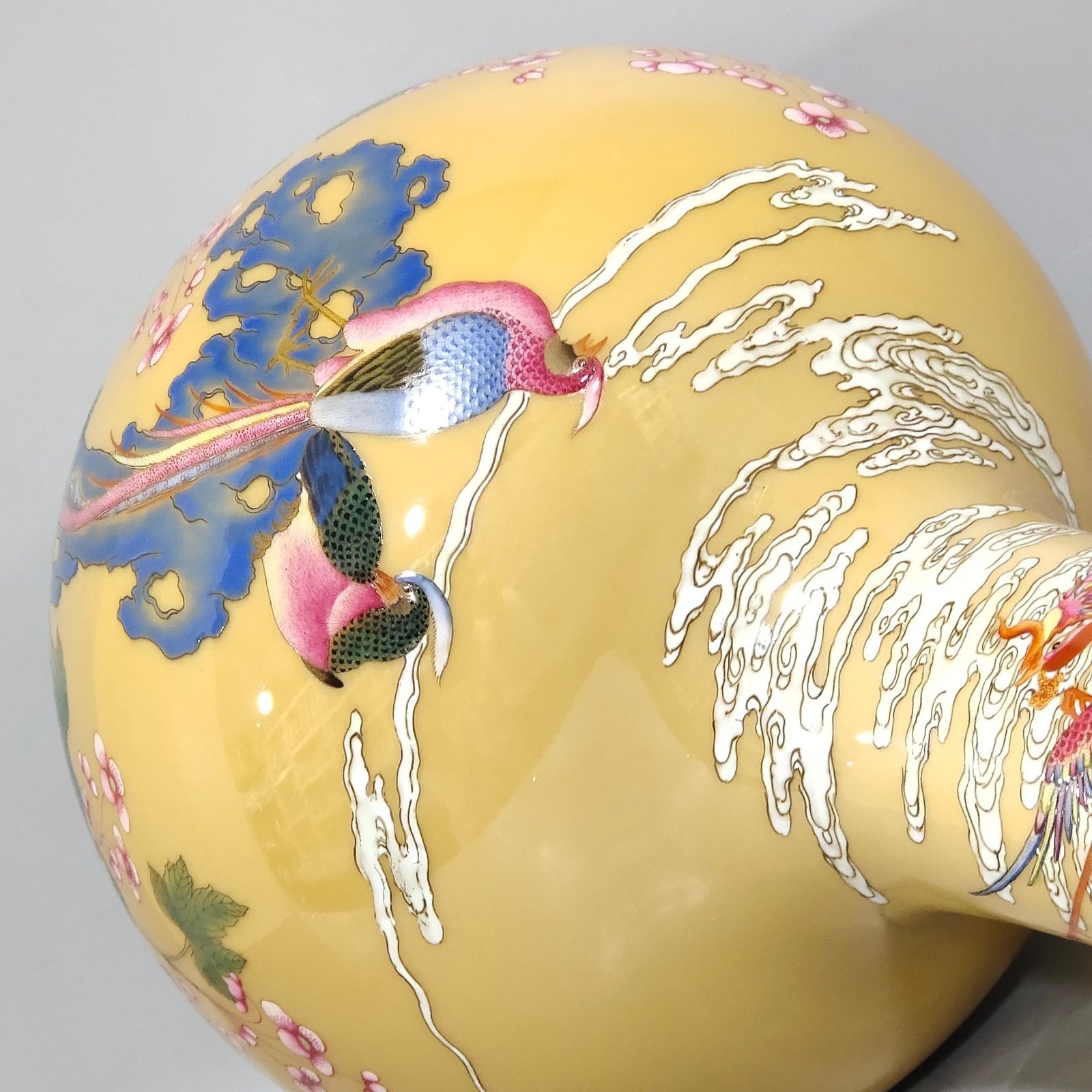 Qing Dynasty Yongzheng yellow-glazed Danfeng Chaoyang celestial sphere vase