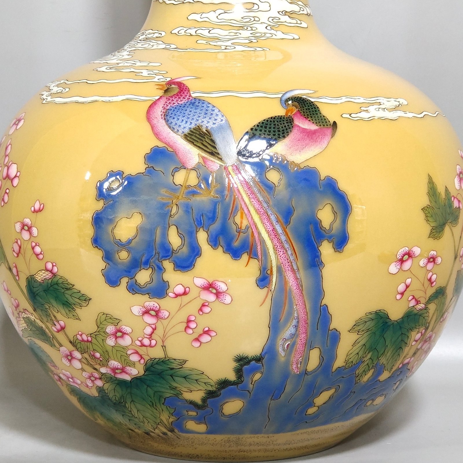 Qing Dynasty Yongzheng yellow-glazed Danfeng Chaoyang celestial sphere vase