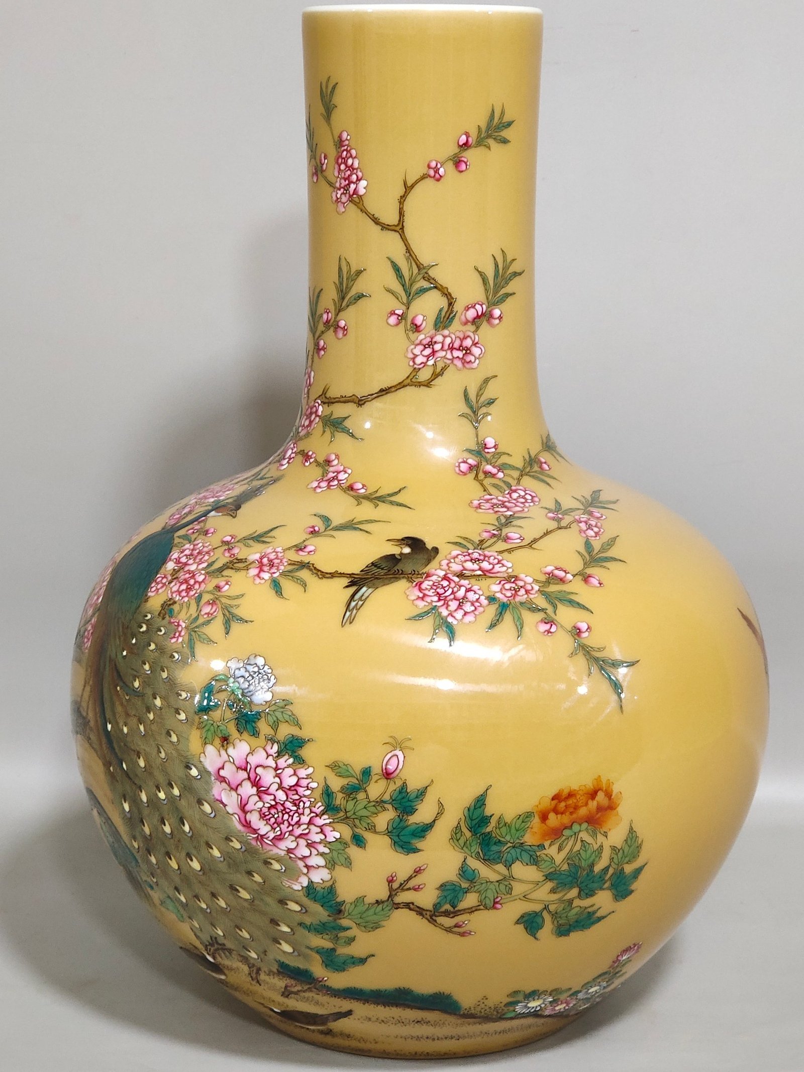 Qing Dynasty Yongzheng yellow-glazed peacock flower and bird celestial sphere vase