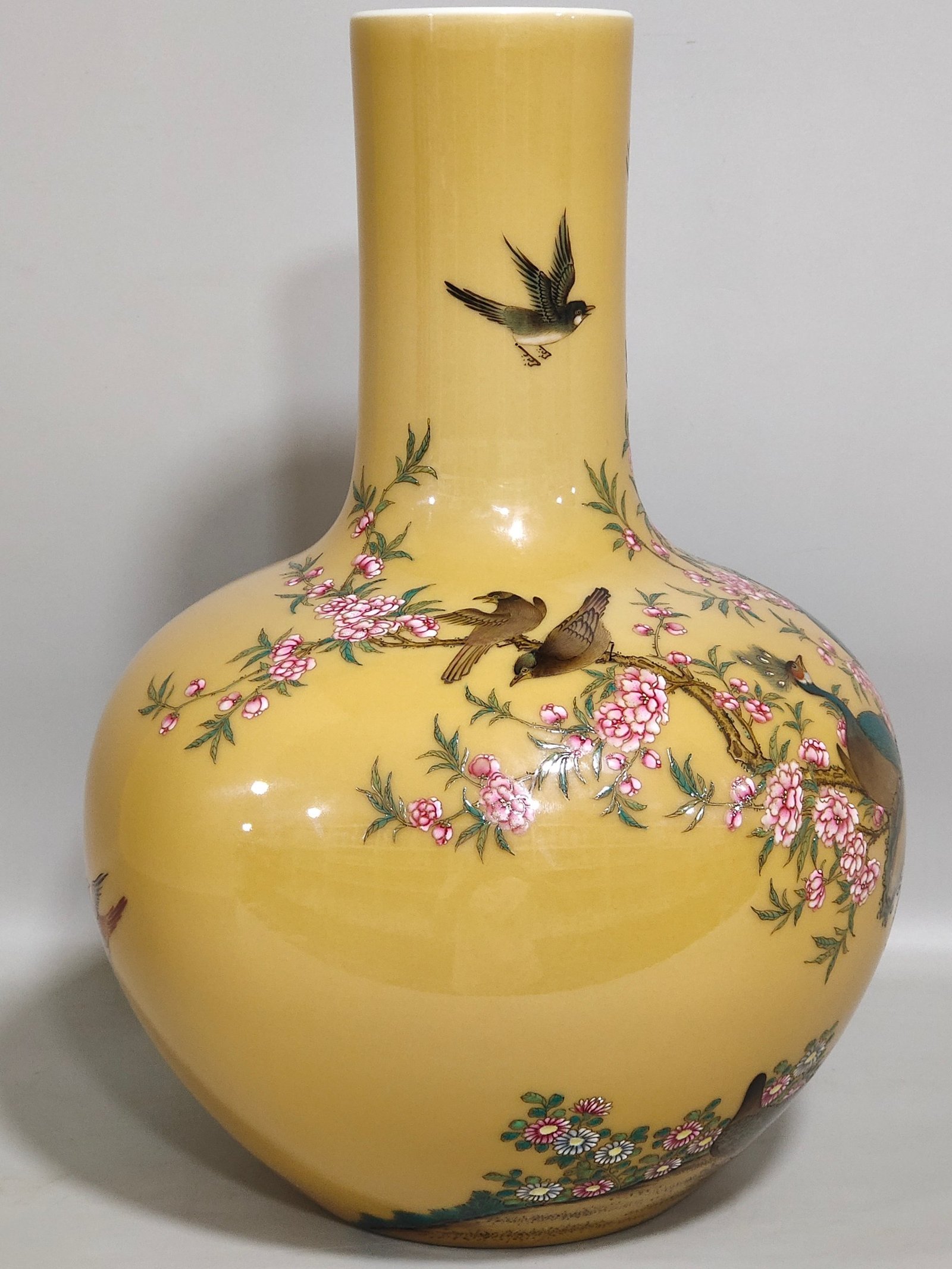 Qing Dynasty Yongzheng yellow-glazed peacock flower and bird celestial sphere vase