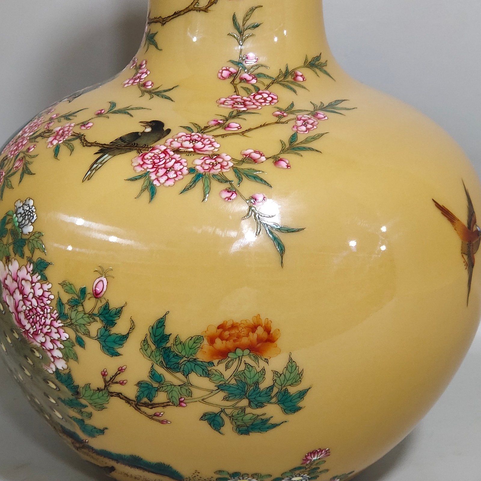 Qing Dynasty Yongzheng yellow-glazed peacock flower and bird celestial sphere vase
