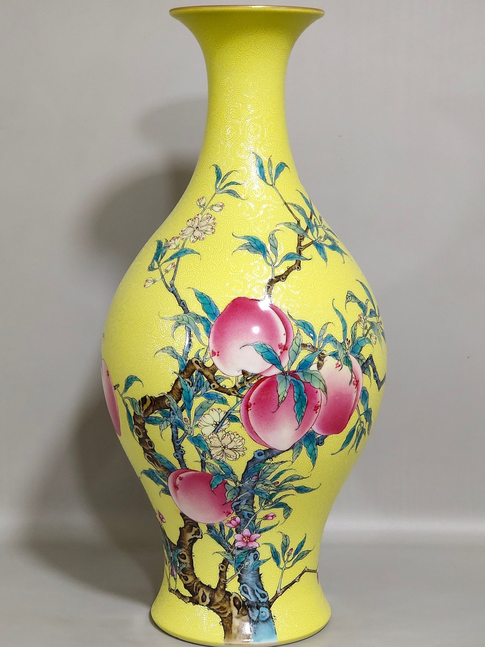 Qing Dynasty Yongzheng yellow glaze grilled eight peach olive vase