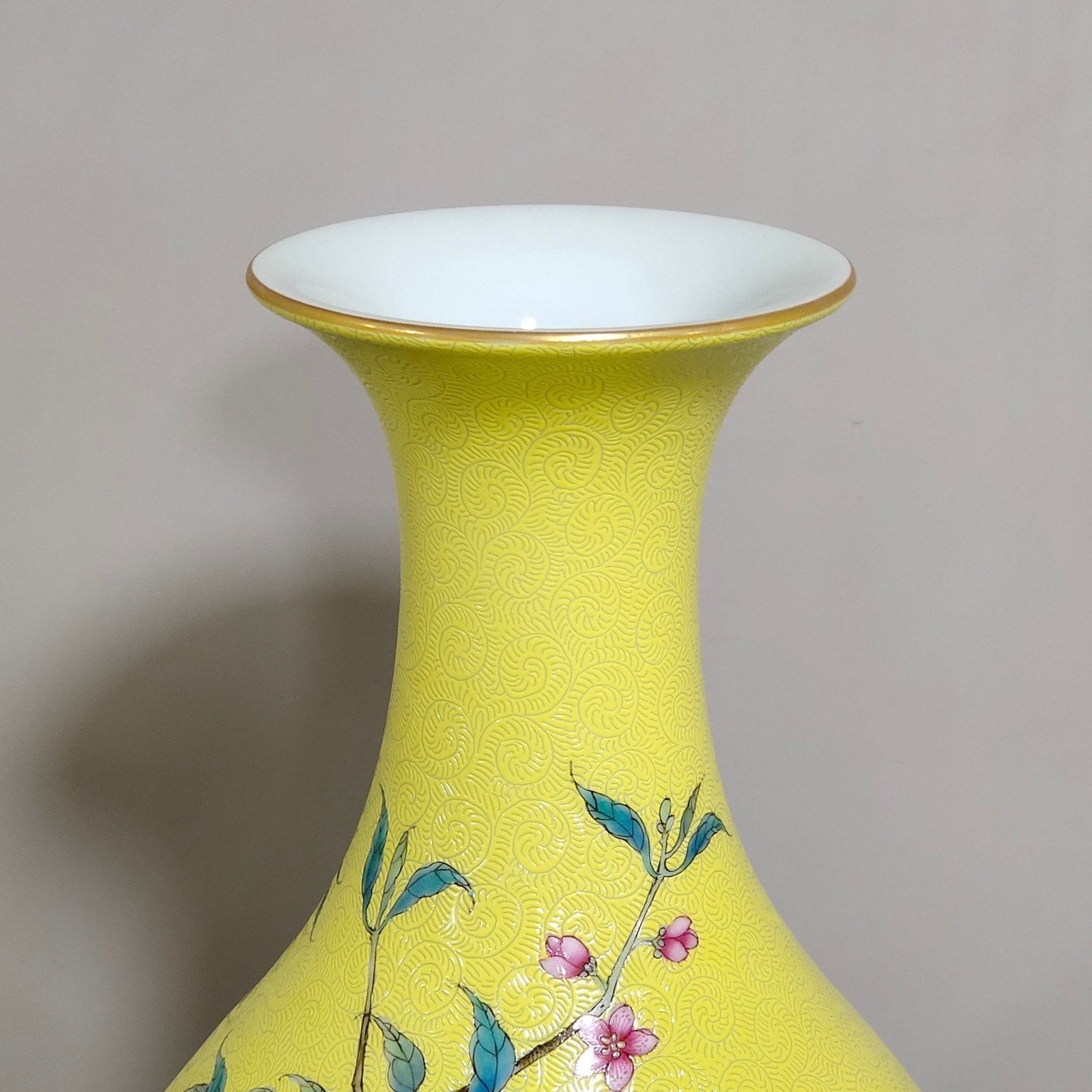 Qing Dynasty Yongzheng yellow glaze grilled eight peach olive vase