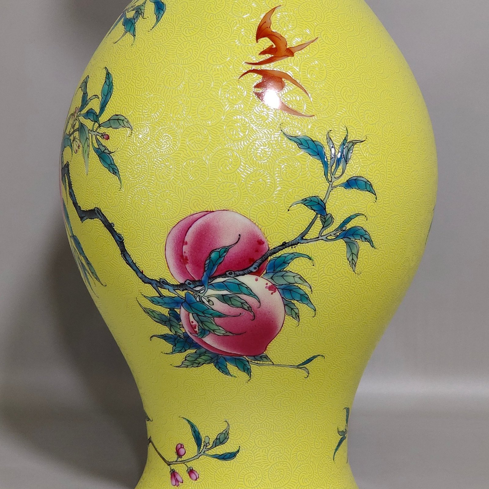 Qing Dynasty Yongzheng yellow glaze grilled eight peach olive vase
