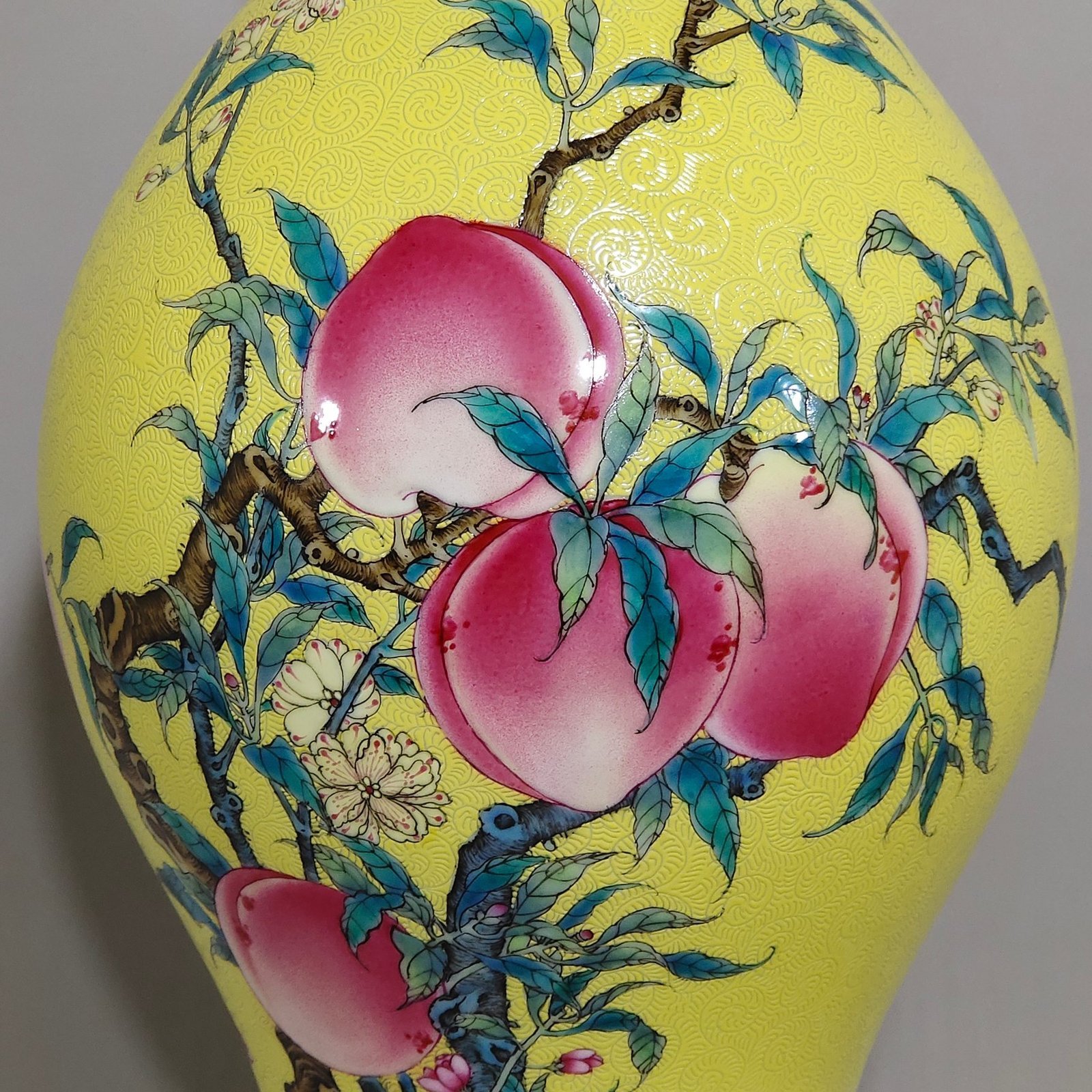 Qing Dynasty Yongzheng yellow glaze grilled eight peach olive vase