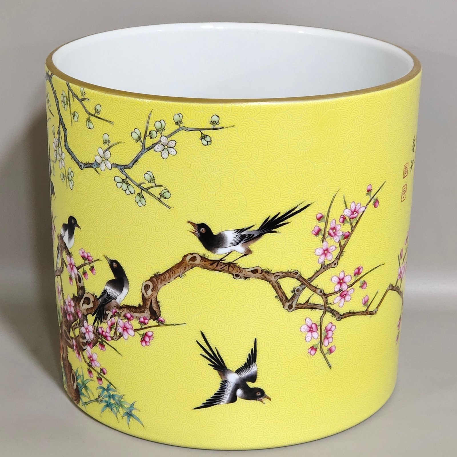 Qing Dynasty Yongzheng yellow-glazed flower-painted pen holder with poems inscribed on brows