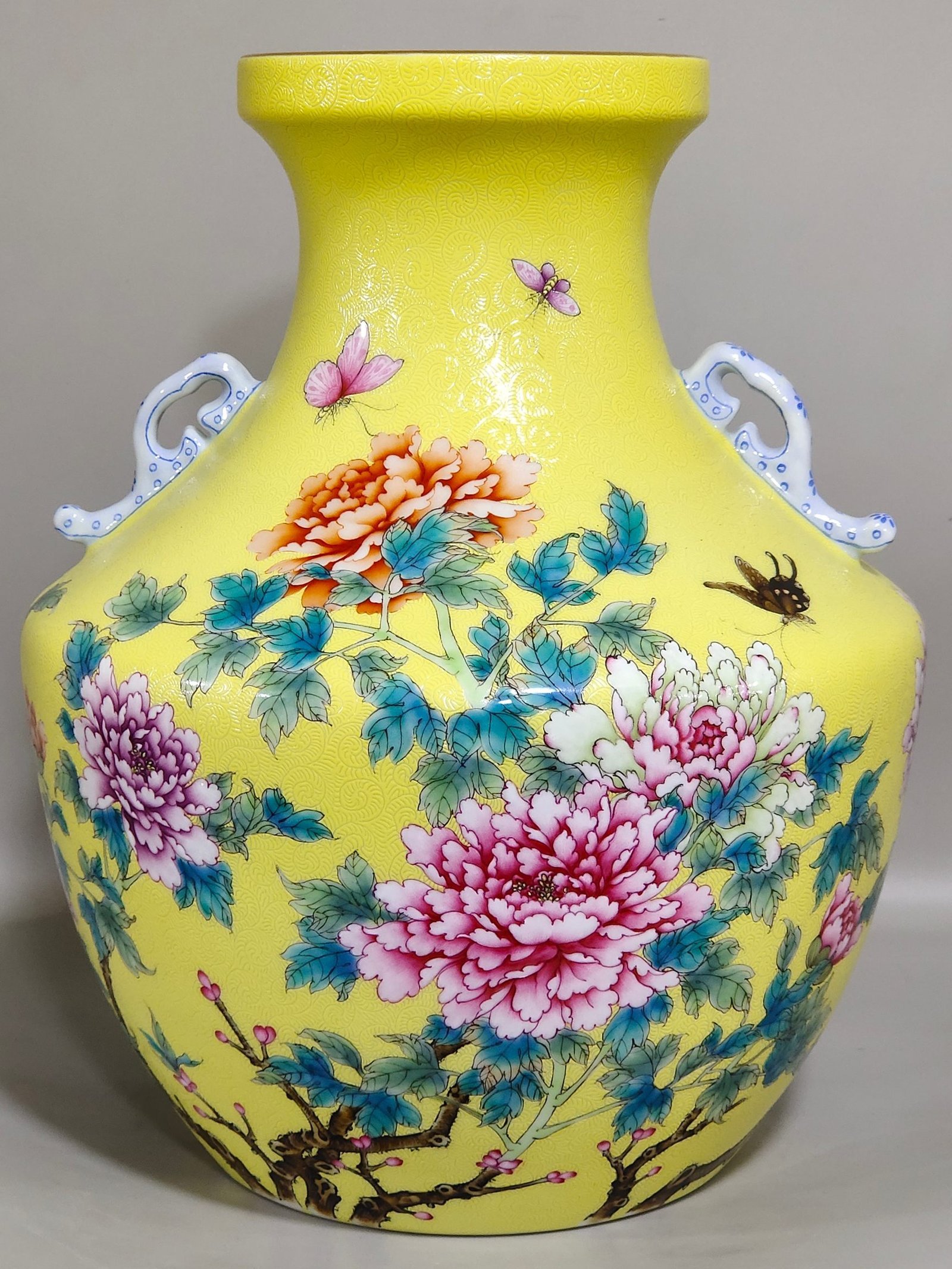 Qing Dynasty Yongzheng Yellow-glazed twin-handled vase
