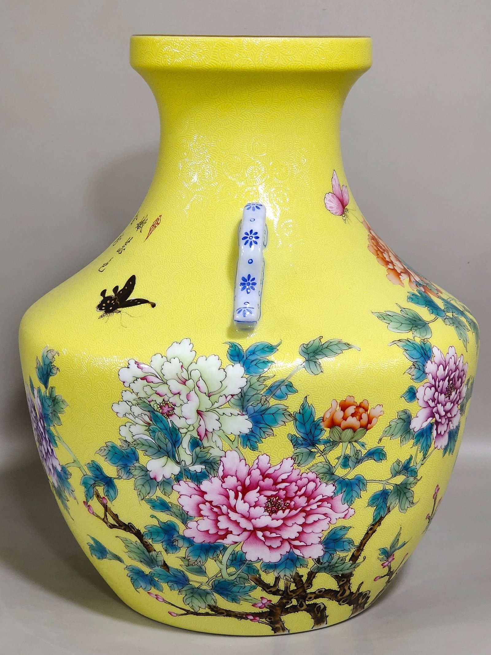 Qing Dynasty Yongzheng Yellow-glazed twin-handled vase