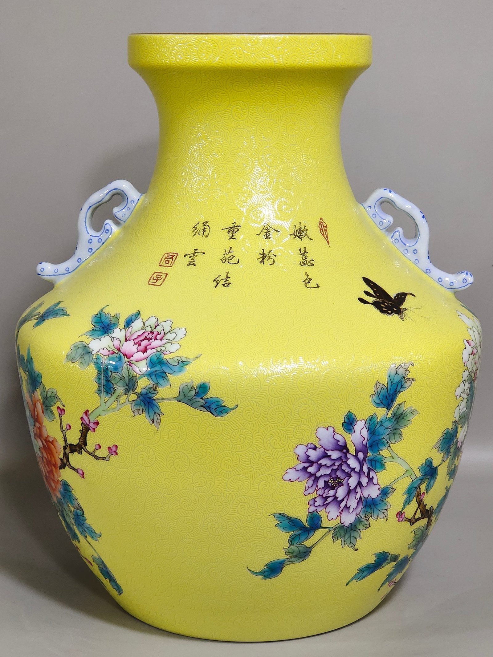Qing Dynasty Yongzheng Yellow-glazed twin-handled vase
