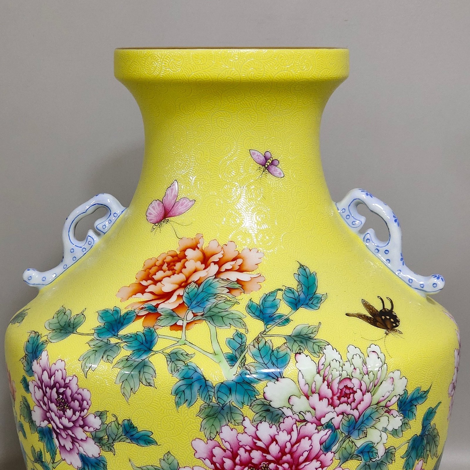 Qing Dynasty Yongzheng Yellow-glazed twin-handled vase
