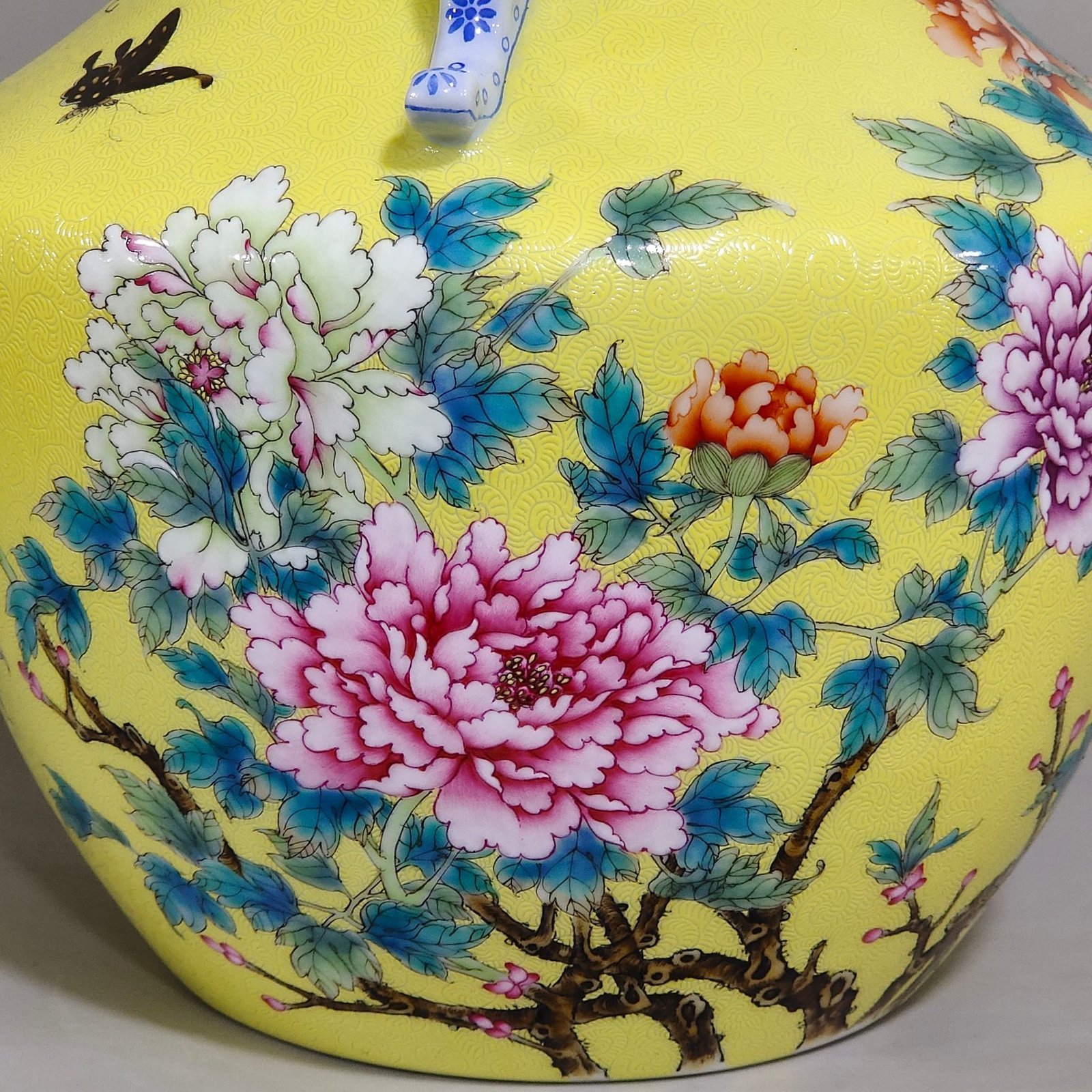 Qing Dynasty Yongzheng Yellow-glazed twin-handled vase