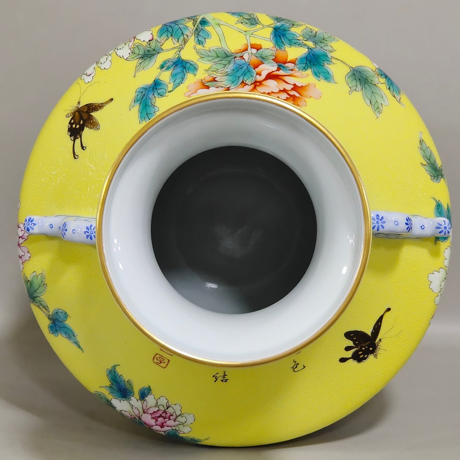 Qing Dynasty Yongzheng Yellow-glazed twin-handled vase