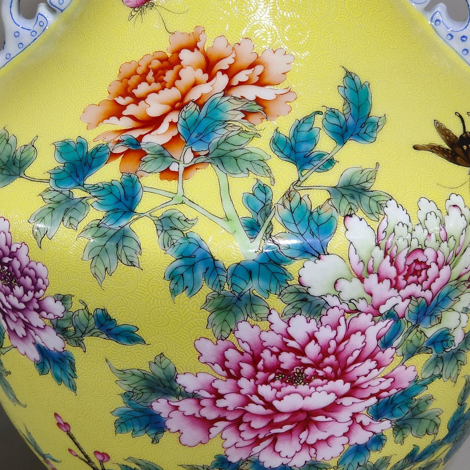 Qing Dynasty Yongzheng Yellow-glazed twin-handled vase